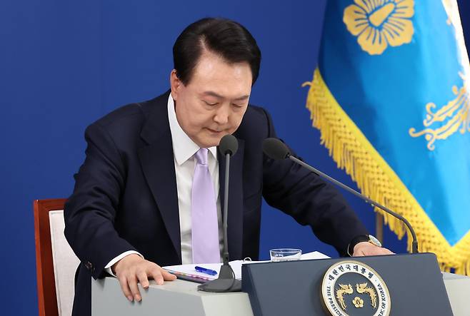 윤석열 대통령이 7일 오전 용산 대통령실에서 대국민 담화 및 기자회견을 하며 기자들의 질문을 받고 있다. /뉴시스