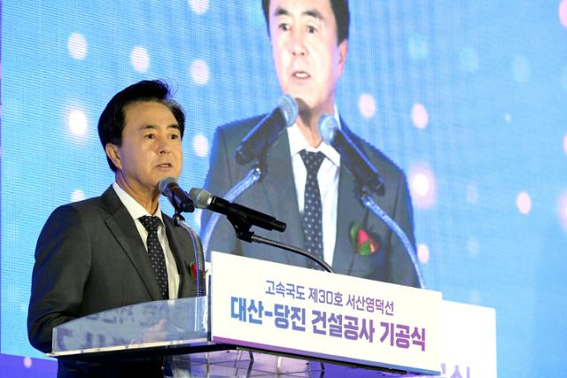 김태흠 충남지사가 7일 충남 당진 대호방조제에서 열린 대산-당진 고속도로 건살 기공식 축사를 하고 있다. 충남도 제공