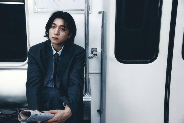 밴드 데이식스 성진이 첫 솔로 앨범으로 보컬 및 작사, 작곡 역량을 입증했다. JYP엔터테인먼트 제공