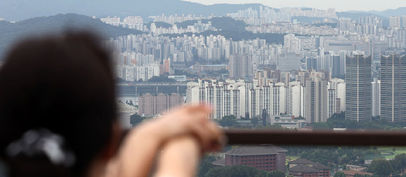 서울 중구 남산에서 서울 아파트 단지가 보이고 있다. [사진=뉴시스]