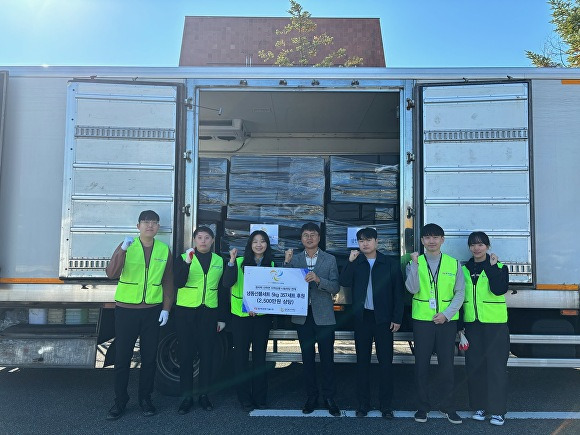 김천복지재단이 한국전력기술로부터 간편식품 357세트(2500만원 상당)를 전달받고 있다. [사진=김천시청]