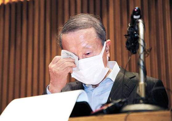 홍원식 전 남양유업 회장이 2021년 5월 4일 오전 서울 강남구 도산대로 남양유업 본사 대강당에서 대국민 사과를 발표하며 눈물 흘리고 있다. 장진영 기자