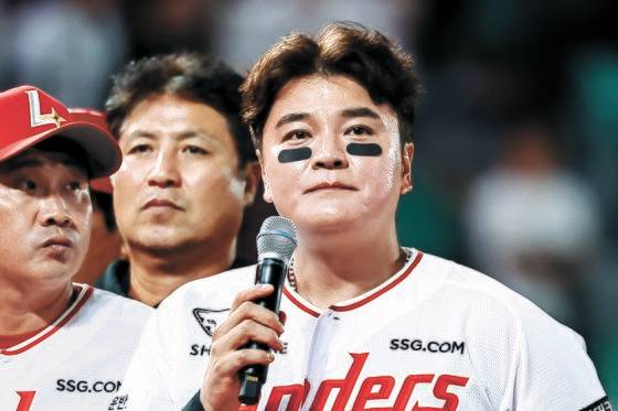 9월 30일 열린 키움과의 정규시즌 마지막 경기에서 눈시울을 붉힌 추신수. 연합뉴스