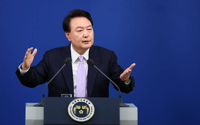 윤석열 대통령이 7일 용산 대통령실 청사 브리핑실에서 열린 대국민담화 및 기자회견에서 취재진의 질문에 답하고 있다. 대통령실사진기자단