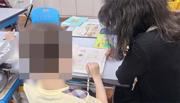 부산의 한 학교에서 특수학급돌봄매니저가 학생을 돌보고 있다. 돌봄 사각지대의 특수교육대상자를 돌보는 이들은 대부분 돌봄을 위한 교육적 경험이나 지식이 풍부하다.  한국노인인력개발원 제공