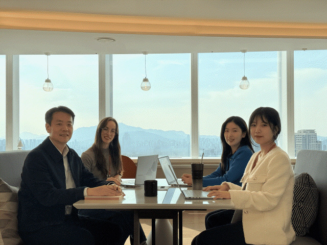 Workers of Lotte Biologics have a meeting at the company's lounge. (Lotte Biologics)