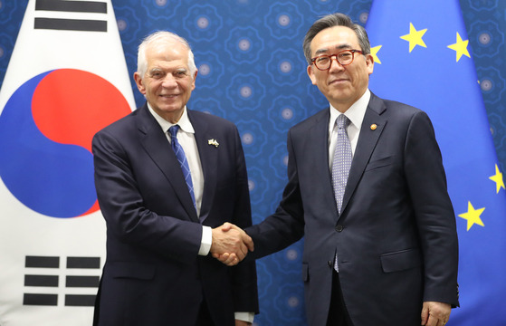 High Representative of the European Union (EU) for Foreign Affairs and Security Policy Josep Borrell, left, shakes hands with South Korean Foreign Minister Cho Tae-yul during the first South Korea-EU strategic dialogue held at the Foreign Ministry building in Jongno District, central Seoul, on Monday. [NEWS1]