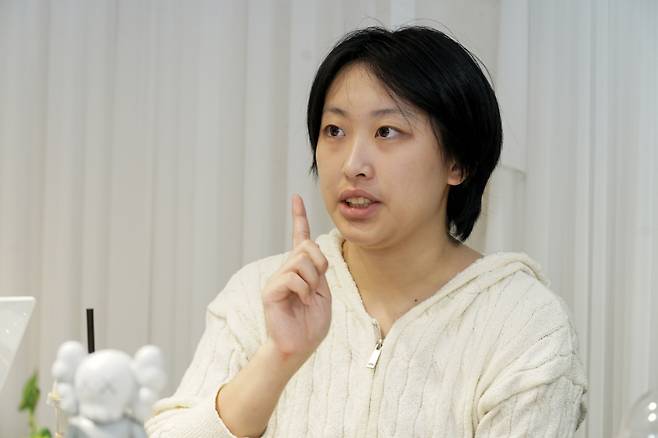 지난달 21일 서울 영등포구 282북스에서 진행된 쿠키뉴스와의 인터뷰에서 권미희(가명·23·여)씨가 세대분리 신청의 어려움에 대해 토로하고 있다. 사진=유희태 기자