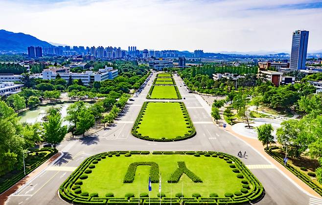 영남새마을장학회가 7일 ‘학업격려 장학금’을 전달했다. 영남대 제공