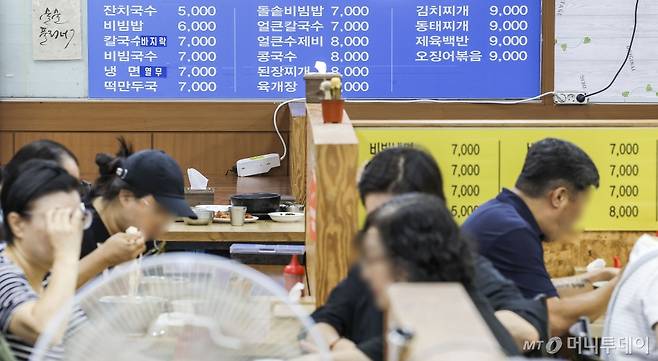 [서울=뉴시스] 정병혁 기자 = 11일 서울시내 음식점에 음식 가격 정보가 나와있다.  /사진=정병혁