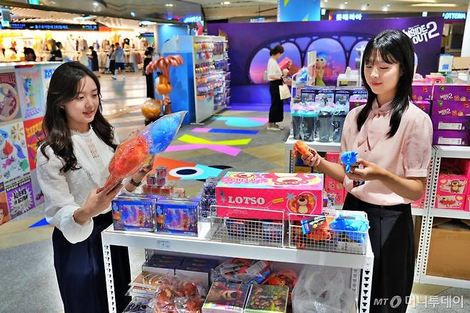 [서울=뉴시스] 조수정 기자 = 지난 9월 롯데백화점이 잠실점 트레비 광장에서 '디즈니·픽사' 캐릭터 팝업 '픽사 스튜디오'를 진행했다. 팝업스토어에서는 '인사이드 아웃', '토이스토리', '엘리멘탈'등 다양한 디즈니·픽사의 인기 캐릭터를 만나볼 수 있었다.사진은 모델들이 팝업 픽사스튜디오를 소개하는 모습. (사진=롯데백화점 제공) . photo@newsis.com *재판매 및 DB 금지 /사진=조수정