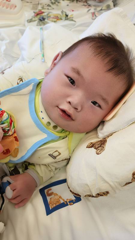 홍광희 사진작가가 인공호흡기를 다 떼어준 태윤이 사진./사진=홍광희 스튜디오 라이트그라피 실장