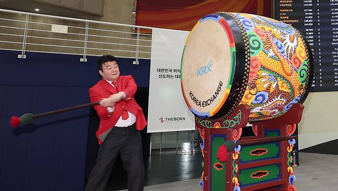 (서울=뉴스1) 김성진 기자 = 백종원 더본코리아 대표가 6일 서울 영등포구 여의도 한국거래소에서 열린 (주)더본코리아 유가증권시장 신규 상장기념식에서 북을 치고 있다. 2024.11.6/뉴스1 Copyright (C) 뉴스1. All rights reserved. 무단 전재 및 재배포, AI학습 이용 금지. /사진=(서울=뉴스1) 김성진 기자