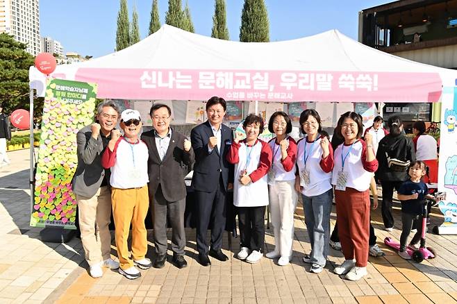 조용익 부천시장이 지난 10월 부천중앙공원에서 열린 '부천시평생학습축제'에서 시민들을 만났다./사진제공=부천시