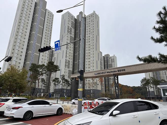 인천 중구 미단시티에 준공된 ‘누구나집’ 영종 베네스트 위홈 골든마레. 시공사 측에서 승용차 등을 이용해 입구를 막고 있다[사진=독자 제공]