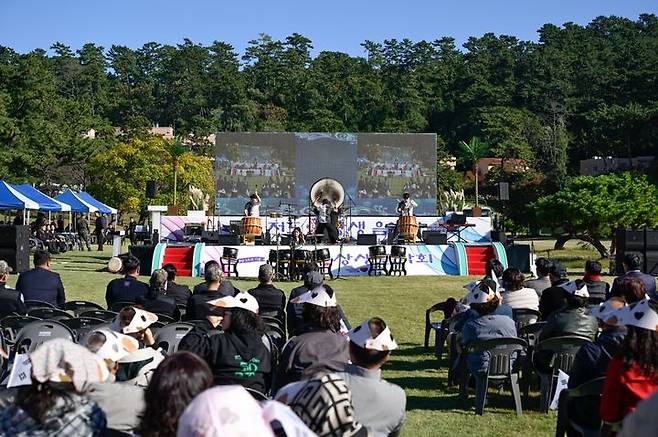 [거제=뉴시스] 신정철 기자= 거제시발전연합회(회장 김수원)는 지난 6일 저도 내 연리지정원에서 시민, 관광객, 해군 장병 등 950여 명이 참여한 가운데 저도(猪島) 개방 5주년을 기념하는 '저도 愛 상생음악회'를 개최했다.(사진=거제시 제공).2024.11.07. photo@newsis.com *재판매 및 DB 금지