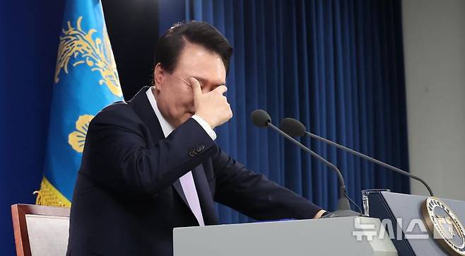 [서울=뉴시스] 조수정 기자 = 윤석열 대통령이 7일 서울 용산 대통령실 청사에서 대국민 담화 및 기자회견을 하며 김건희 여사 관련 질문에 눈가를 만지고 있다. 2024.11.07. chocrystal@newsis.com