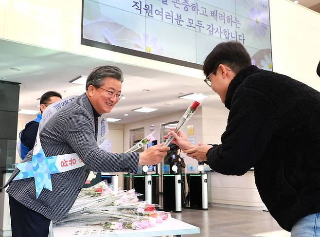 [대전=뉴시스] 정용래 대전 유성구청장이 7일 오전 구청 1층 로비에서 열린 사바사(사람 바이 사람) 캠페인에서 직원에게 장미꽃을 전달하고 있다. (사진=유성구청 제공) 2024.11.07. photo@newsis.com *재판매 및 DB 금지