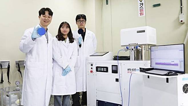 [대전=뉴시스] 기계연구원 반도체장비연구센터 김형우 선임연구원(왼쪽 첫번째)이 개발한 반도체 플라즈마 장비 앞에서 이종구조 샘플을 들어 보이고 있다. (사진=기계연구원 제공) 2024.11.07. photo@newsis.com *재판매 및 DB 금지