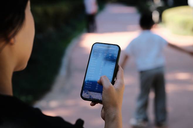 ▲&nbsp;미세먼지와 초미세먼지 수치를 1시간 단위의 정보가 아닌 ‘일평균’으로 봐야 하는 이유는 미세먼지가 단기적으로 미치는 게 아니라 ‘누적의 영향’을 받기 때문이다.&nbsp;