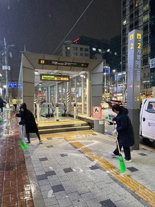 지난해 겨울 눈이 내리자 서울 강서구 가양역에서 공무원들이 제설 작업을 하고 있다. 강서구 제공