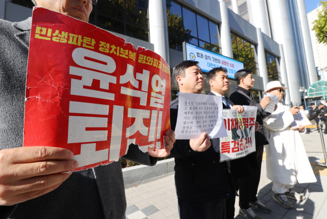 7일 오전 서울 중구 경찰청 앞에서 시민단체 관계자들이 윤석열, 김건희 대통령 부부, 김영선 전 의원 및 대선 불법선거캠프 관련자 고발 기자회견을 하고 있다. 연합뉴스