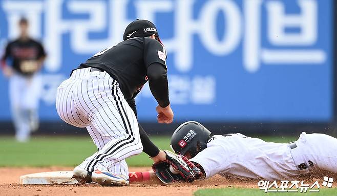 9일 오후 수원케이티위즈파크에서 열린 '2024 신한 SOL Bank KBO 포스트시즌' LG 트윈스와 KT 위즈의 준플레이오프 4차전 경기, 6회말 2사 1루 KT 로하스 타석 때 1루주자 심우준이 2루 도루를 시도했으나 LG 유격수 오지환에게 태그 아웃 당하고 있다. 이후 KT측 요청으로 비디오 판독 실시, 원심 번복되며 세이프. 엑스포츠뉴스DB