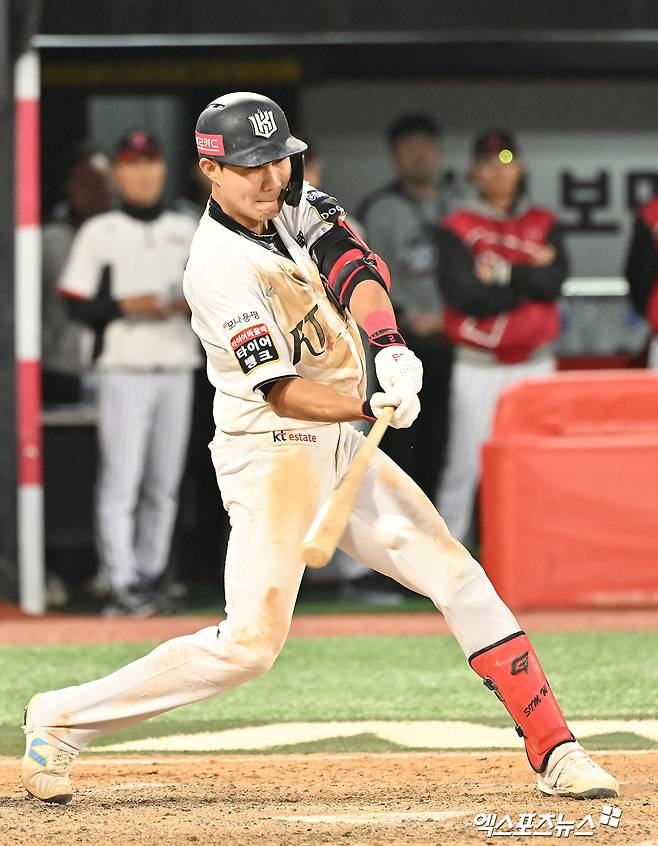 9일 오후 수원케이티위즈파크에서 열린 '2024 신한 SOL Bank KBO 포스트시즌' LG 트윈스와 KT 위즈의 준플레이오프 4차전 경기, 연장 11회 승부 끝 KT가 심우준의 끝내기 안타에 힘입어 6:5의 스코어로 승리, 시리즈 전적을 2승2패로 맞추며 5차전으로 끌고갔다. 11회말 2사 만루 KT 심우준이 끝내기 안타를 날리고 있다. 엑스포츠뉴스DB