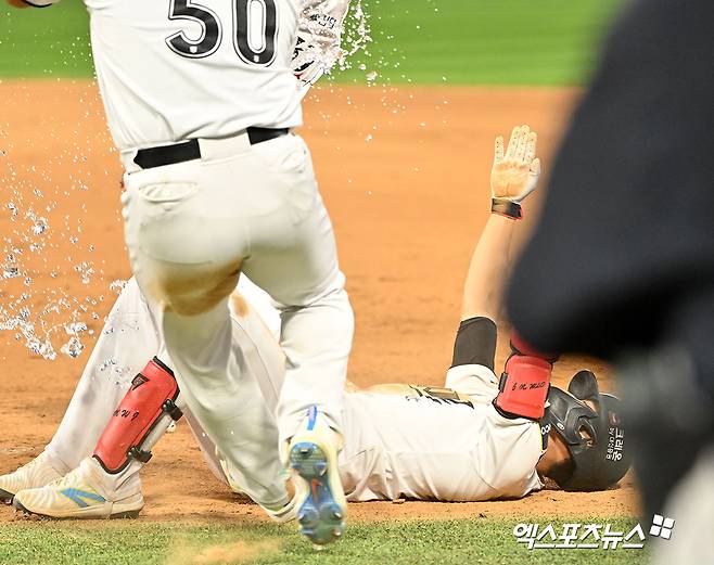 9일 오후 수원케이티위즈파크에서 열린 '2024 신한 SOL Bank KBO 포스트시즌' LG 트윈스와 KT 위즈의 준플레이오프 4차전 경기, 연장 11회 승부 끝 KT가 심우준의 끝내기 안타에 힘입어 6:5의 스코어로 승리, 시리즈 전적을 2승2패로 맞추며 5차전으로 끌고갔다. 11회말 2사 만루 KT 심우준이 끝내기 안타를 날린 후 기뻐하고 있다. 엑스포츠뉴스DB