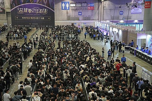 게임 행사에 구름 인파 (고양=연합뉴스) 김주환 기자 = 지난달 31일 경기 고양시 킨텍스에서 호요버스코리아가 개최한 '웰컴 호요랜드' 행사를 찾은 관람객들이 입장을 기다리고 있다. 2024.11.5 jujuk@yna.co.kr