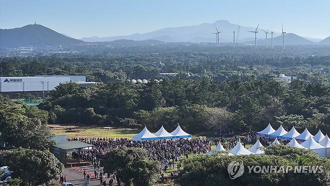2024 제주올레걷기축제 개막 (제주=연합뉴스) 박지호 기자 = 7일 오전 제주시 한경면 저지리 녹색농촌체험장에서 '2024 제주올레걷기축제' 개막식이 열리고 있다. 2024.11.7 jihopark@yna.co.kr
