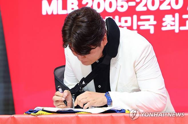 은퇴 기념 유니폼에 사인하는 추신수 (인천=연합뉴스) 임순석 기자 = 프로야구 SSG 랜더스 추신수가 7일 오후 인천 연수구 경원재 앰버서더 인천에서 열린 은퇴 기자회견에서 은퇴 기념 유니폼에 사인하고 있다. 2024.11.7 soonseok02@yna.co.kr