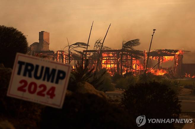 6(현지시간) 캘리포니아주 캐머릴로에서 산불이 건물 등을 태우고 있다. [EPA=연합뉴스. 재판매 및 DB 금지]