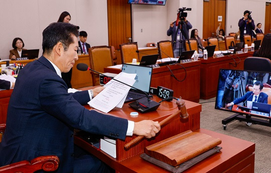 정청래 국회 법제사법위원회 위원장이 오늘(8일) 법사위 16차 전체회의에서 국민의힘 불참 속에 김건희 특검법(윤석열 대통령 배우자 김건희의 주가조작 사건 등의 진상규명을 위한 특별검사 임명 등에 관한 법률안)을 의결하는 모습. 사진=뉴스1