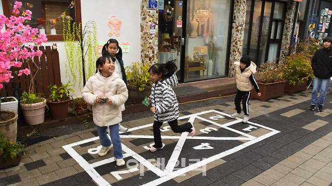 ‘마을호텔 18번가’의 골목길에서 사방치기를 즐기는 어린이들