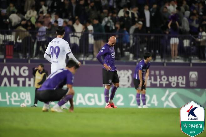 전남전 승리를 놓친 안양 선수단이 허탈해하고 있다. 사진=한국프로축구연맹