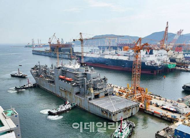 미국 해군 군수지원함인 ‘월리 쉬라’호가 함정 정비를 위해 한화오션 거제사업장에 입항하고 있다.