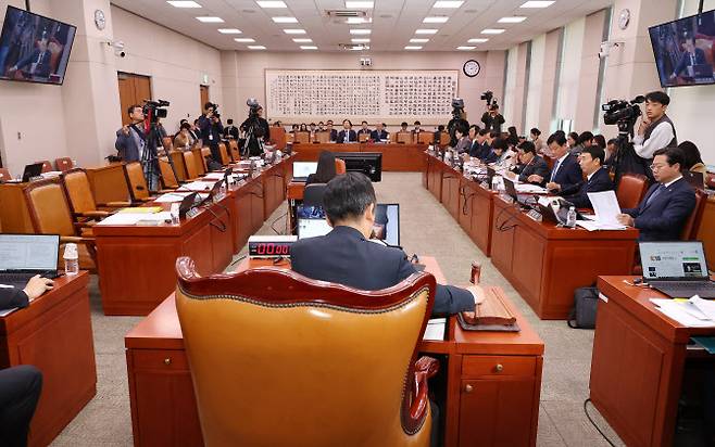 8일 오후 국회에서 속개된 국회 법제사법위원회 전체회의에서 김건희 여사 특검법 등 법안 34건이 야권 주도로 의결되고 있다.(사진=연합뉴스 제공)