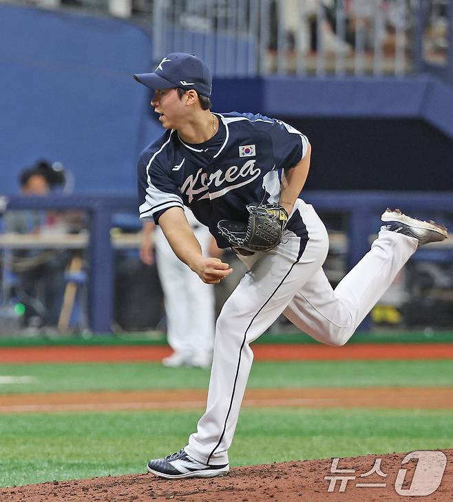 2일 오후 서울 구로구 고척스카이돔에서 열린 '2024 K-BASEBALL SERIES' 대한민국 야구 대표팀과 쿠바 대표팀의 평가전 2차전, 4회말 대한민국 세번째 투수로 등판한 엄상백이 역투하고 있다. 2024.11.2/뉴스1 ⓒ News1 장수영 기자