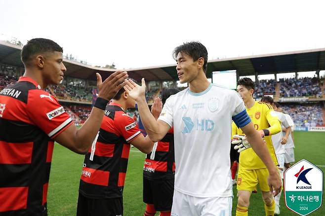 경기를 앞둔  포항과 울산 선수들(한국프로축구연맹 제공)