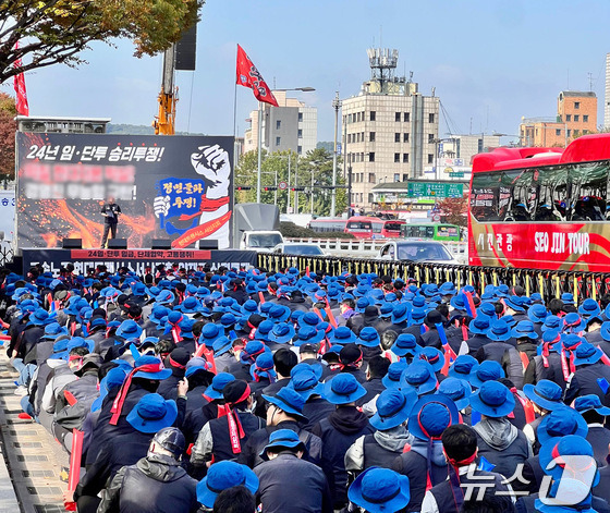 현대트랜시스 노조가 한 달 가까이 파업 중이다. 사진은 지난달 28일 노조원 등 1000여명이 현대차·기아 서울 양재사옥 앞 3개 차선을 막고 집회 중인 가운데 차량들이 남은 1개 차선으로 시위대 옆을 아슬아슬하게 지나가는 모습.(독자 제공)