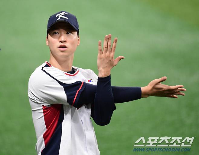 24일 오후 서울 고척돔에서 프리미어12에 출전하는 한국 야구대표팀이 훈련을 했다. 대표팀 동료들과 함께 훈련을 하고 있는 엄상백. 고척=송정헌 기자songs@sportschosun.com/2024.10.24/