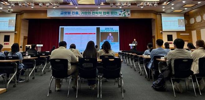 경기도가 7일 분당서울대학교병원 헬스케어 혁신파크 미래홀에서 ‘글로벌 진출, 기업의 전략적 협력 방안’을 주제로 의료협력 포럼을 개최했다. 경기도청 제공