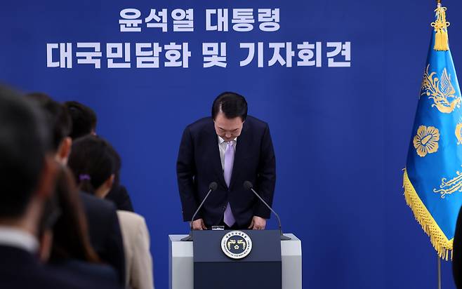 President Yoon Suk-yeol apologizes to the public during a press conference at the presidential office in Yongsan District, Seoul, on Nov. 7. / News1