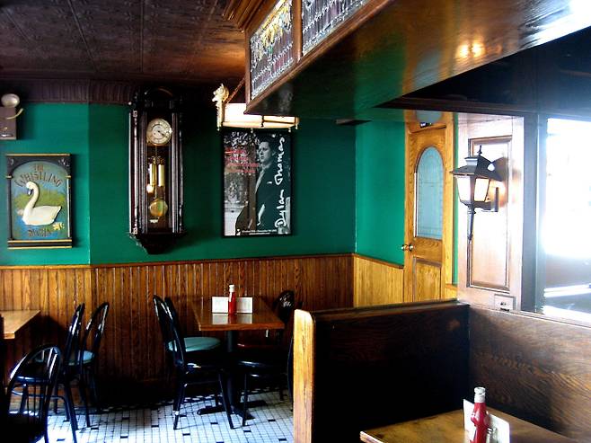 뉴욕 그리니치빌리지의 ‘화이트 호스 태번(White Horse Tavern)’. 위스키 애호가였던 시인 딜런 토마스가 영국 웨일즈 지방에 있던 자신의 단골 술집과 분위기가 비슷하다며 자주 찾던 장소다./박진배