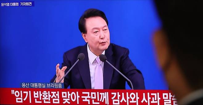 시민들이 7일 오전 서울역에서 윤석열 대통령의 대국민담화 및 기자회견을 시청하고 있다. ⓒ데일리안 홍금표 기자