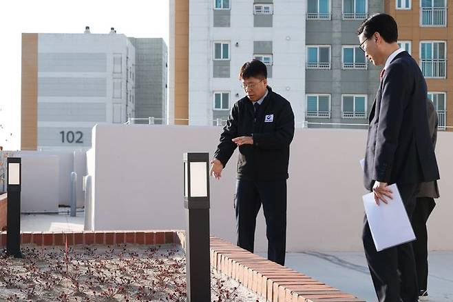 국토교통부는 8일 경기도 수원시 팔달구에 위치한 신축매입임대주택을 찾아 한국토지주택공사(LH)와 매입임대사업 추진현황을 점검했다.ⓒ국토부