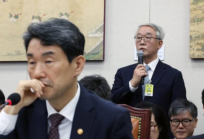 [서울=뉴시스] 고승민 기자 = 안덕선 한국의학교육평가원장이 지난 8일 서울 여의도 국회에서 열린 교육위원회의 교육부 등 8개 기관 국정감사에서 증인 자격으로 출석해 의원 질의에 답하고 있다. 왼쪽은 이주호 사회부총리 겸 교육부 장관. 2024.10.28. kkssmm99@newsis.com 사진=뉴시스