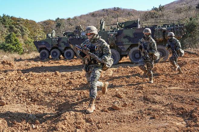 8일 해병대 장병들이 적 기습강점 세력에 대한 역습훈련을 실시하고있다. 사진=해병대사령부 제공