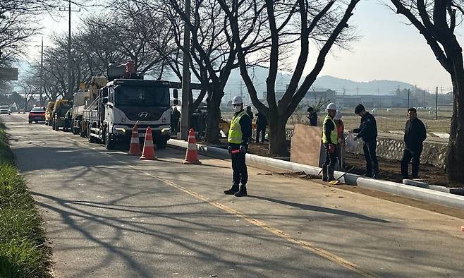 한국수자원공사가 8일 충남 홍성군 구항면 일대에서 보령광역상수도 복구작업을 하고 있다. 지난 7일 밤 보령광역상수도 공기밸브가 파손돼 서산, 홍성, 당진, 태안의 6천여 가구에 물 공급이 끊겼다. 연합뉴스